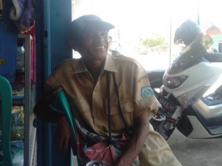 Kisah Yanto Penjual Sapu Lidi Keliling